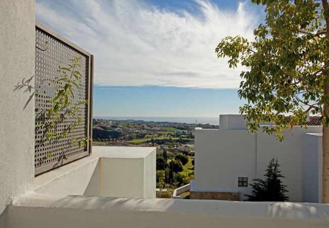 Apartamento en Benahavís - Lujoso apartamento con jardín con impresionantes vistas cerca de Marbella