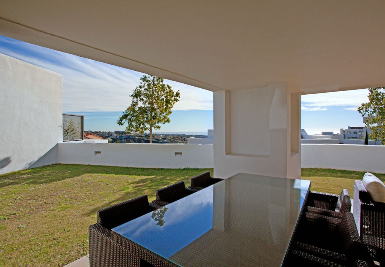 Apartamento en Benahavís - Lujoso apartamento con jardín con impresionantes vistas cerca de Marbella