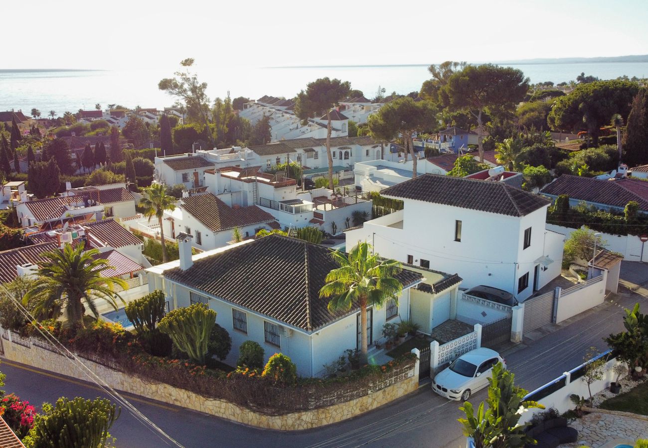 Villa en Marbella - Villa con piscina privada cerca de la playa, Costabella Marbella