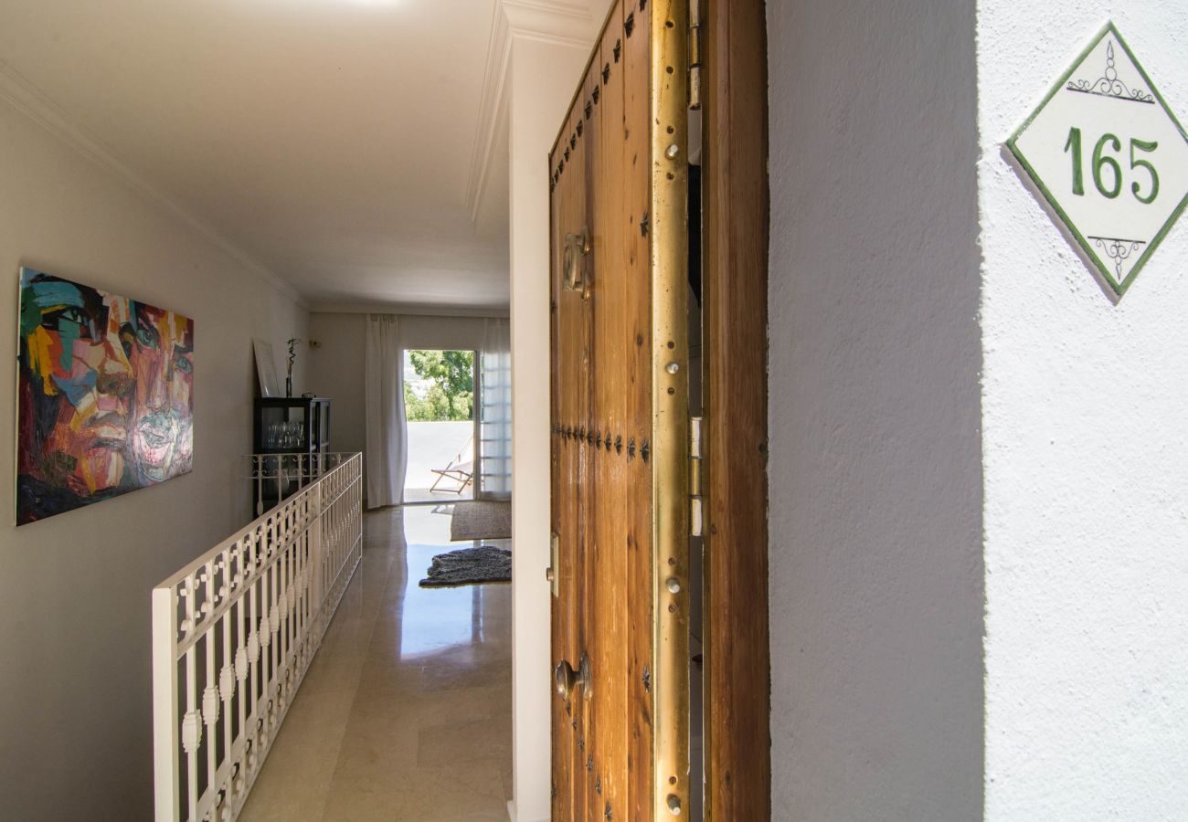Apartamento en Nueva andalucia - Acogedor apartamento en Aloha Pueblo con azotea