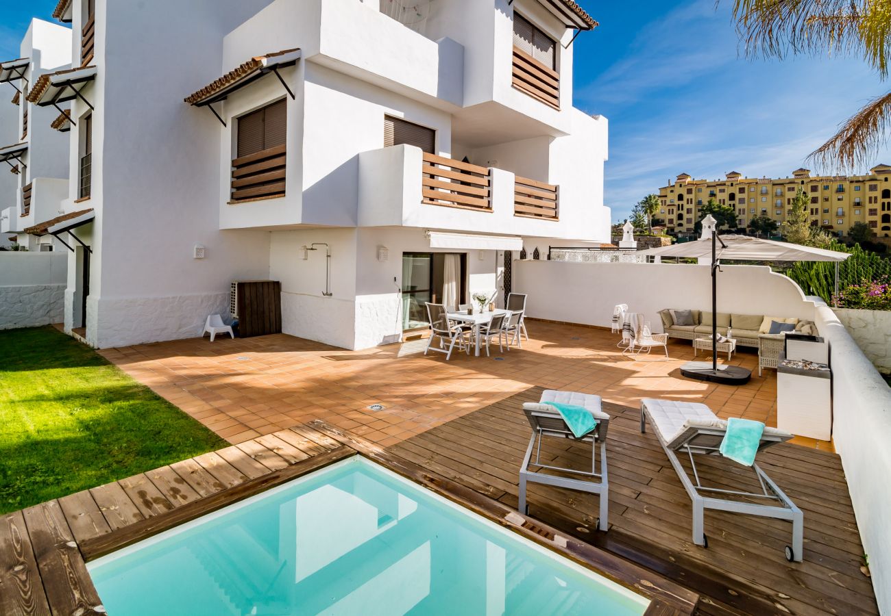 Apartamento de vacaciones en Golf hills Estepona. Amplia terraza con pequeña piscina cerca de golf y playa.