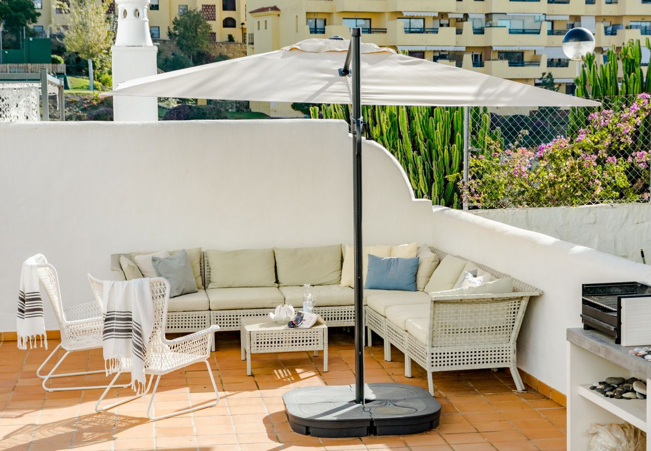 Vistas de la terraza del apartamento de vacaciones de 2 dormitorios con piscina y terraza en Estepona
