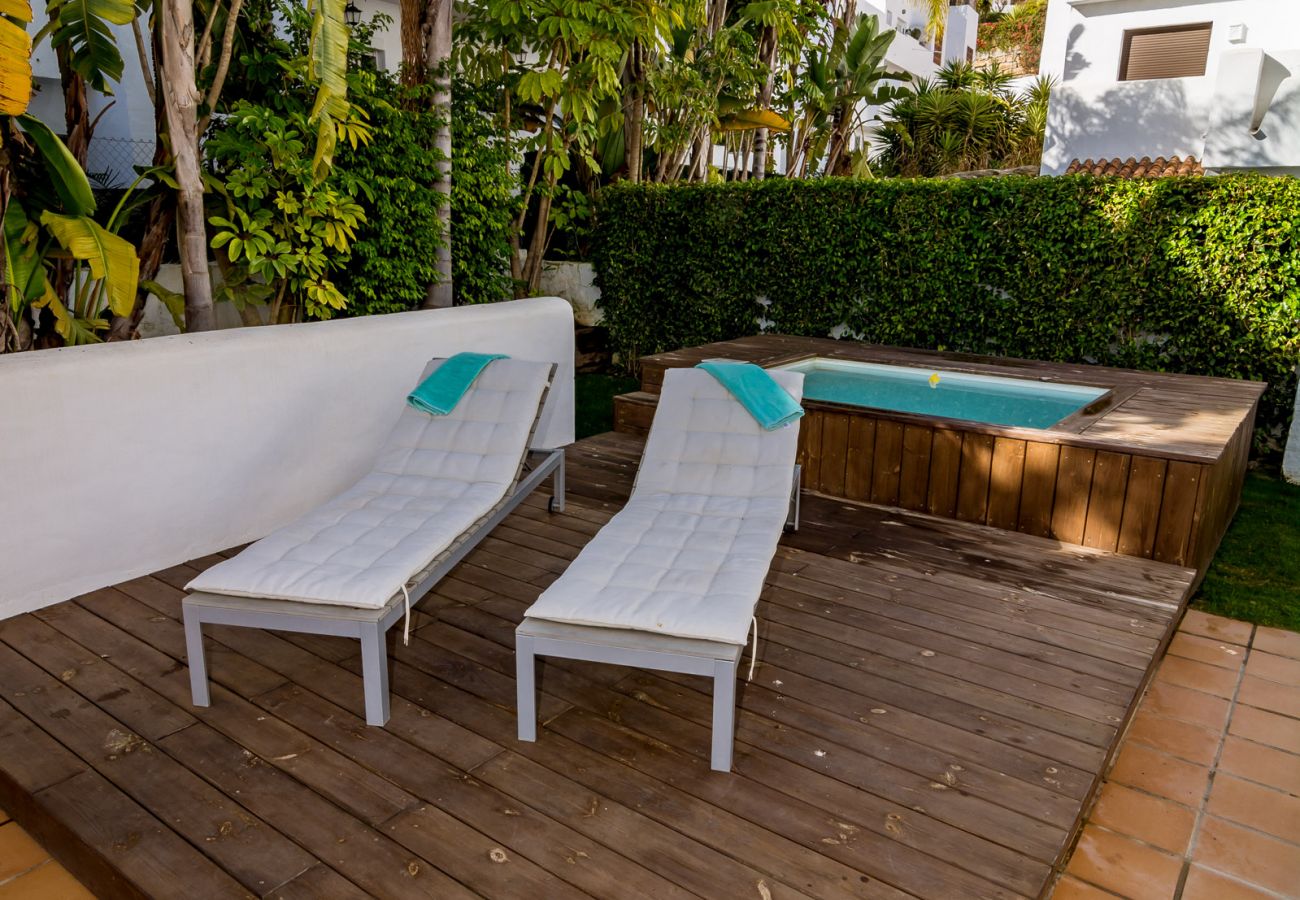 Área para tomar el sol en un apartamento vacacional de 2 dormitorios con piscina y terraza en Estepona