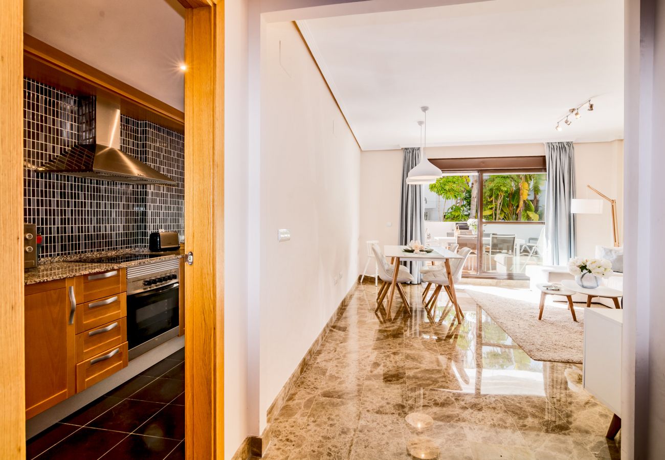 Salon de un apartamento vacacional de 2 dormitorios con piscina y terraza en Estepona