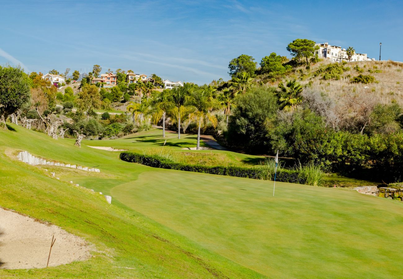 Vistas al campo de golf de 2 dormitorios con piscina y terraza en Estepona