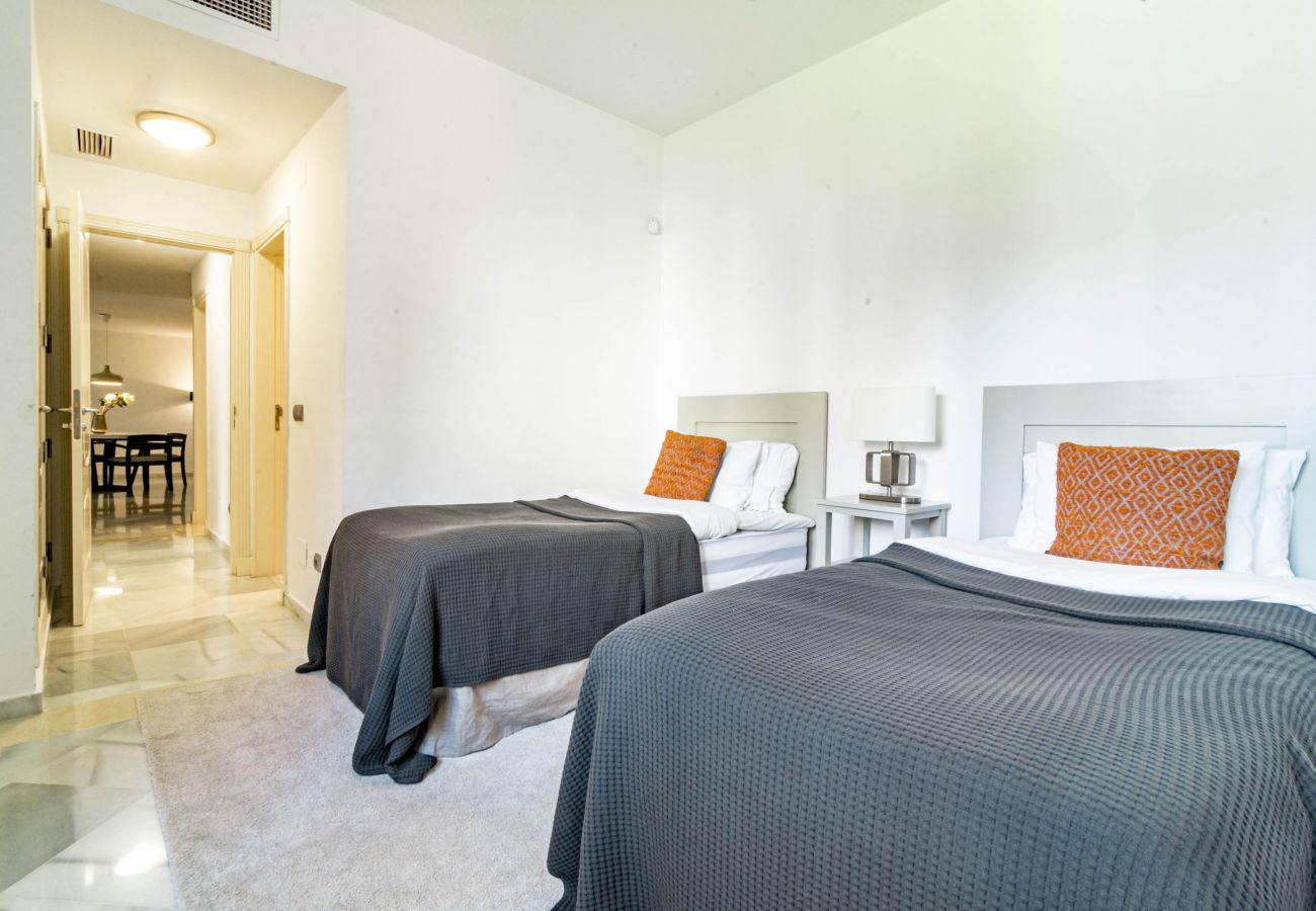 Apartamento en Nueva andalucia - Apartamento de 2 dormitorios con piscina interior y exterior, Aloha Garden