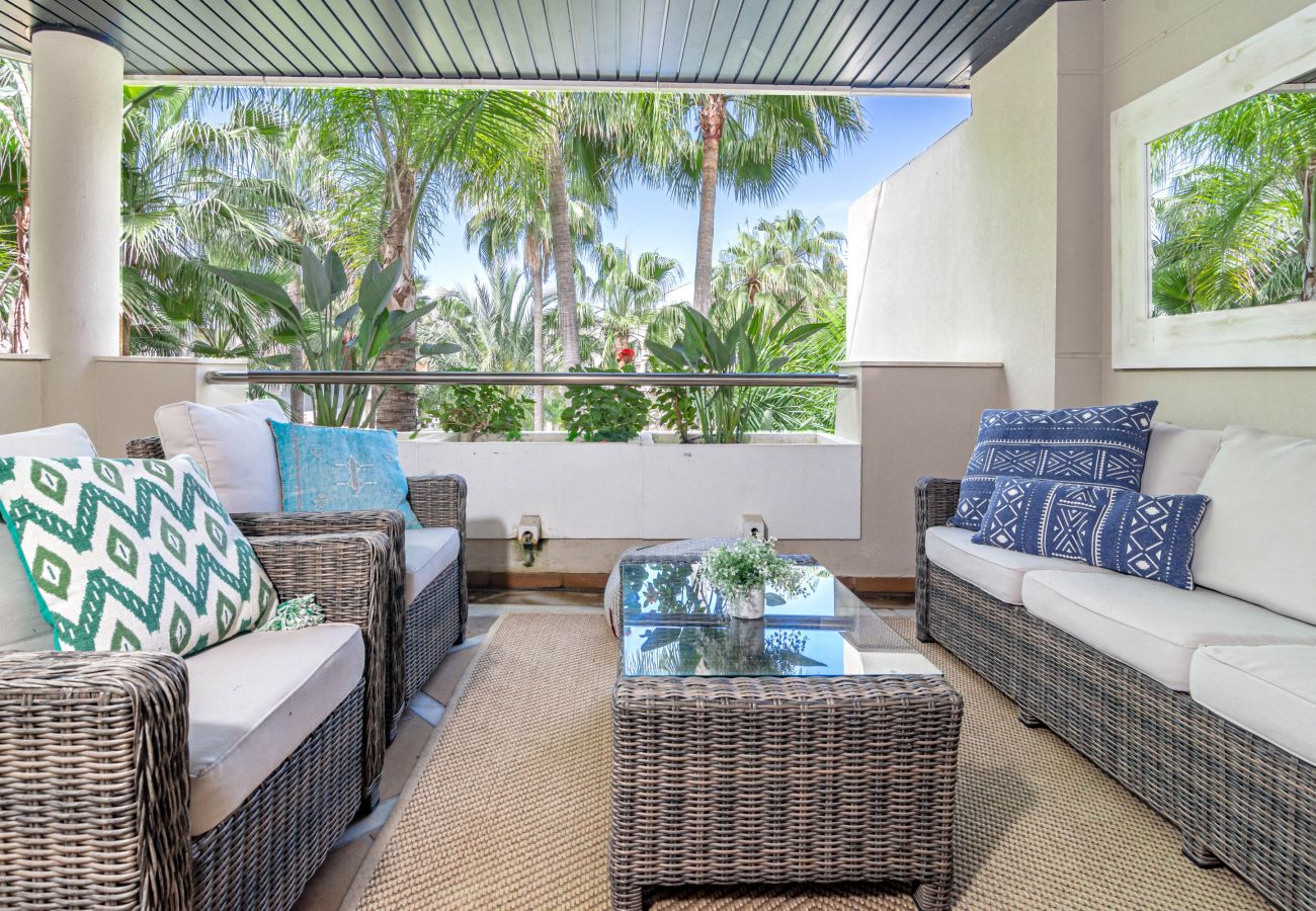 Apartamento en Nueva andalucia - Apartamento de 2 dormitorios con piscina interior y exterior, Aloha Garden