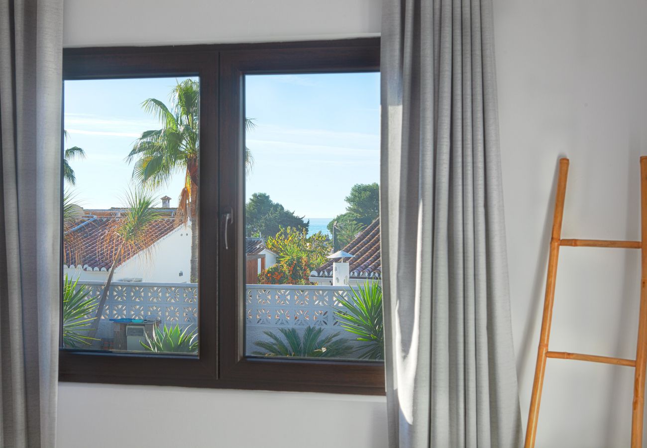 Villa en Marbella - Villa de tres dormitorios a poca distancia de la playa en Costabella, Marbella