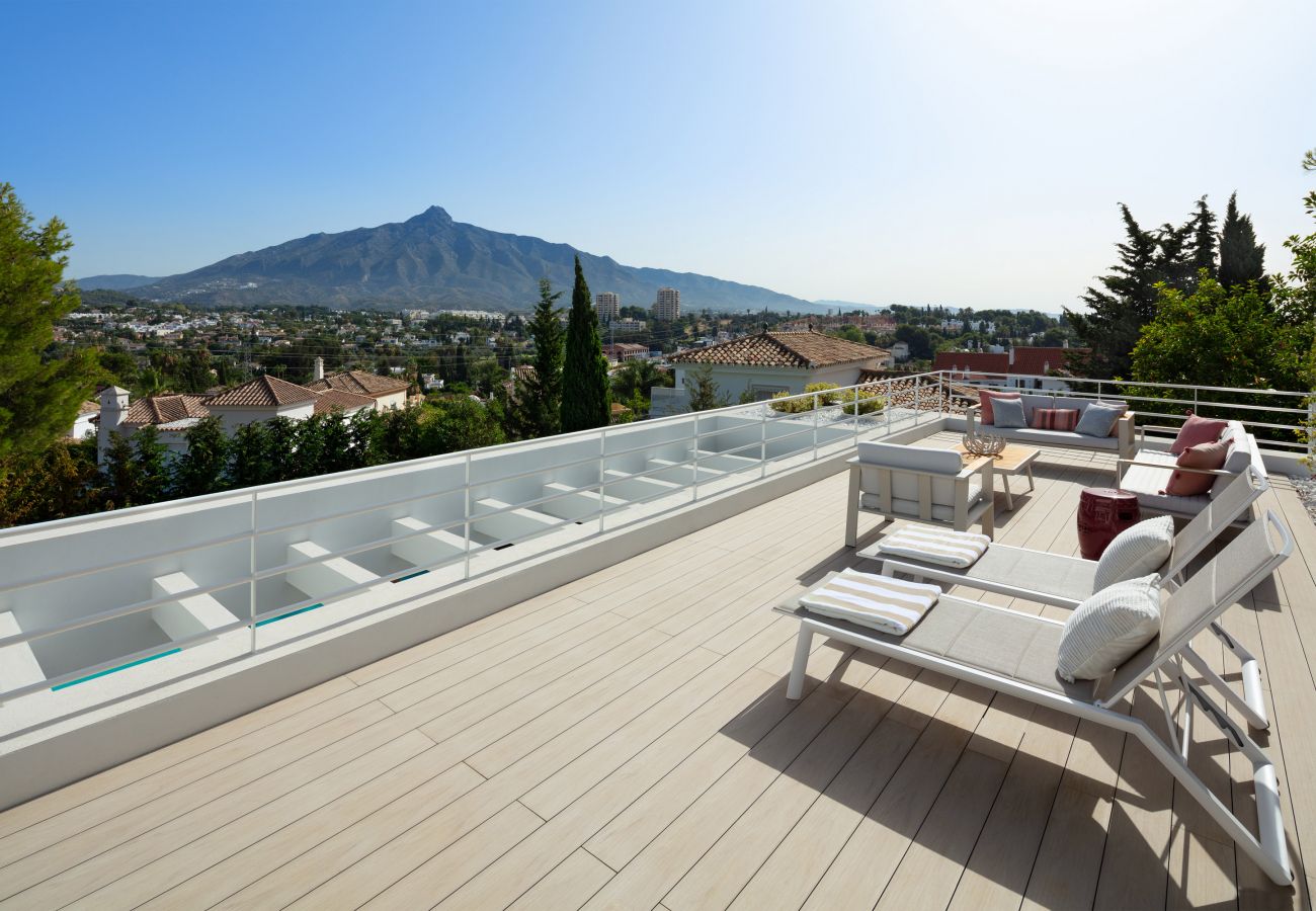 Villa en Marbella - Villa moderna en venta en Nueva Andalucia, Marbella