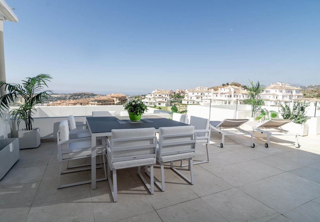 Apartamento en Nueva andalucia - Ático con terraza de 187m2 y piscina privada, Nueva Andalucía