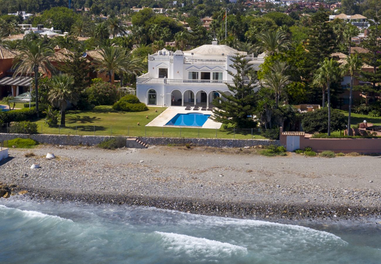 Villa en Marbella - Villa de primera linea de playa en Casasola, Marbella
