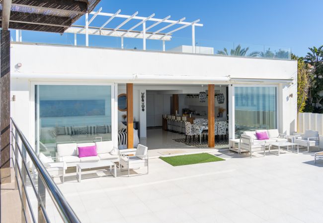 Bungalow en Marbella - Moderna casa de vacaciones en primera línea de playa en Costabella - Marbella