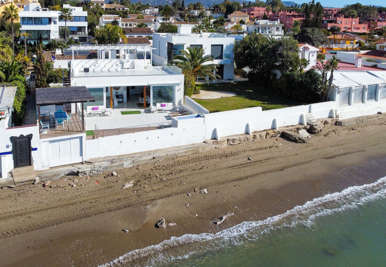 Bungalow en Marbella - Moderna casa de vacaciones en primera línea de playa en Costabella - Marbella