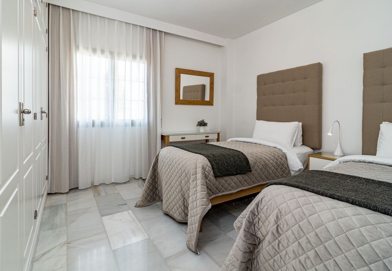 Apartamento en Nueva andalucia - Amplio apartamento de vacaciones en Aldea Blanca, Puerto Banús