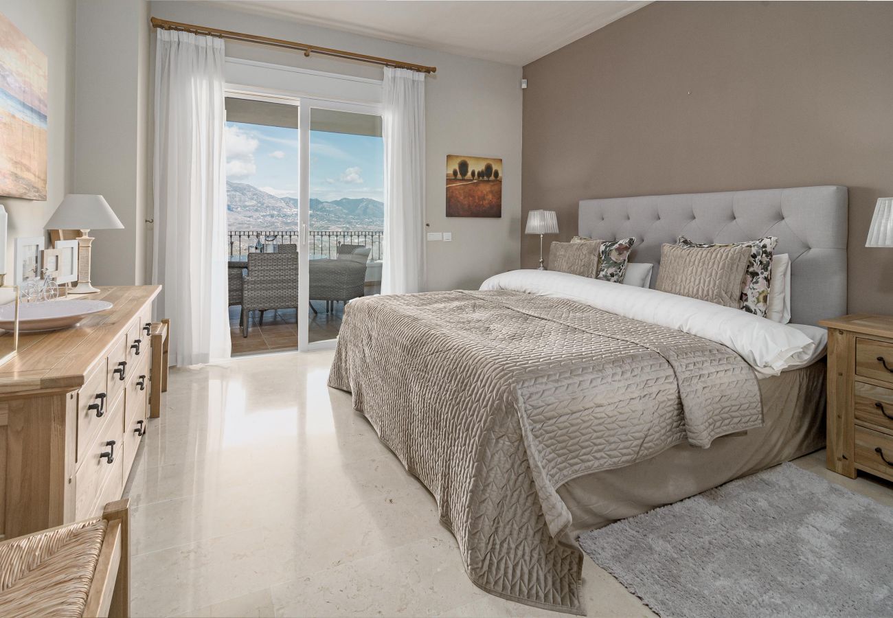 Apartamento en Mijas Costa - Amplio apartamento vacacional con vistas espectaculares, Solo Familias