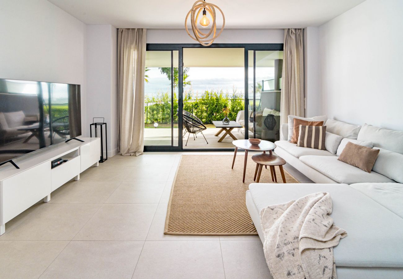 Apartamento en Estepona - Piso en planta baja, jardín, a poca distancia de la playa y del centro de Estepona