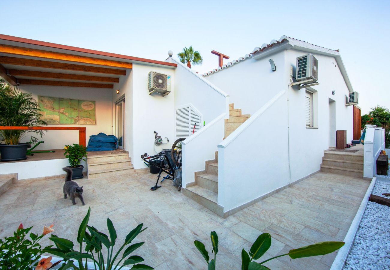 House in Marbella - Beach house with private garden at Costabella - Marbella