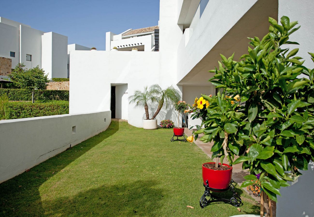 Apartment in Benahavís - Luxurious garden apartment with amazing views close to Marbella