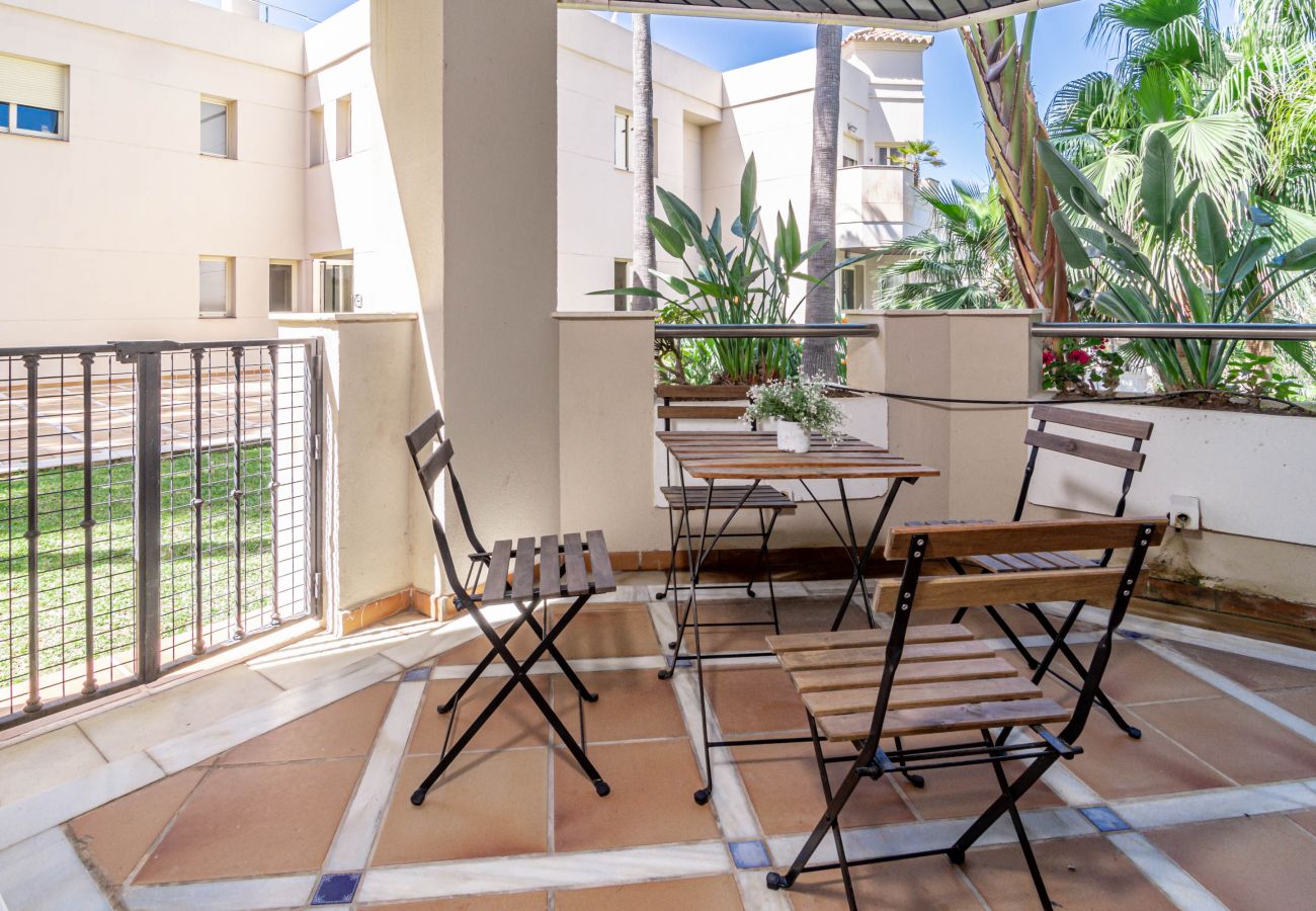 Apartment in Nueva andalucia - Comfortable Apartment with in and outdoor Pool, Aloha Garden
