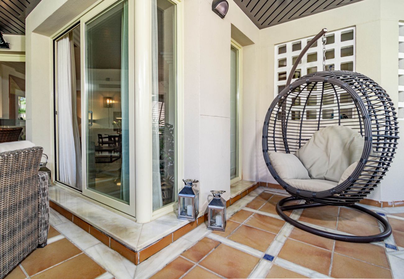 Apartment in Nueva andalucia - Comfortable Apartment with in and outdoor Pool, Aloha Garden