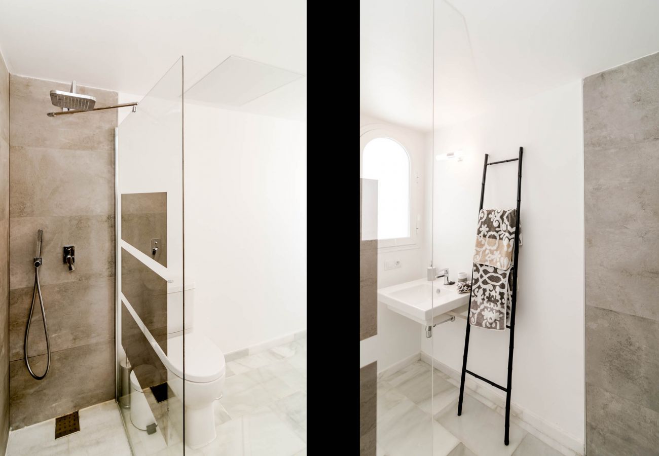 Bathroom of Open Plan Duplex Apartment near Puerto Banus