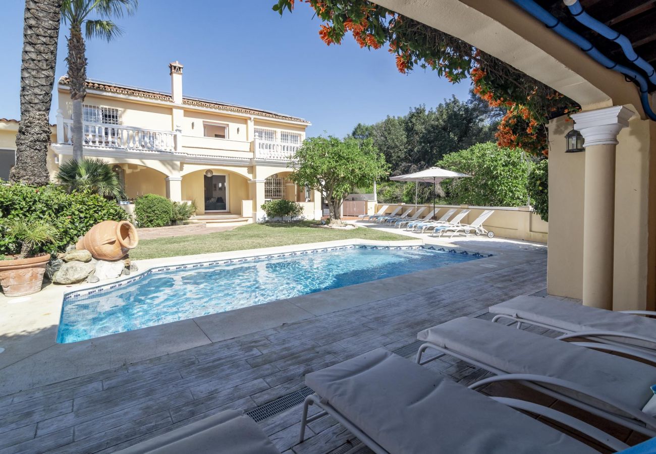 Villa in Nueva andalucia - Large family villa with walking distance to Puerto Banus