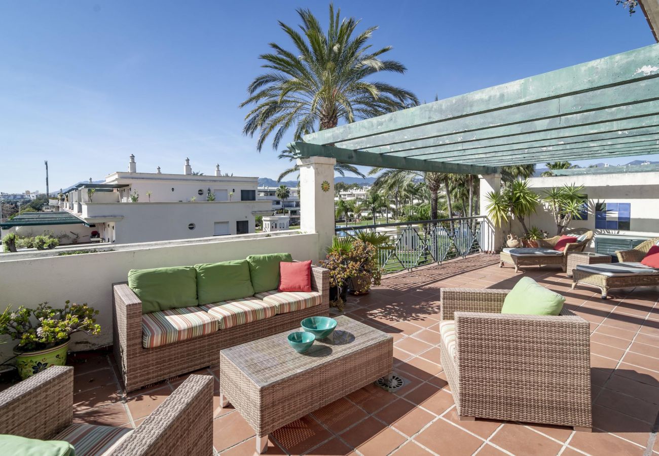 Apartment in Nueva andalucia - Large 3 bed holiday home close to beach and Puerto Banus