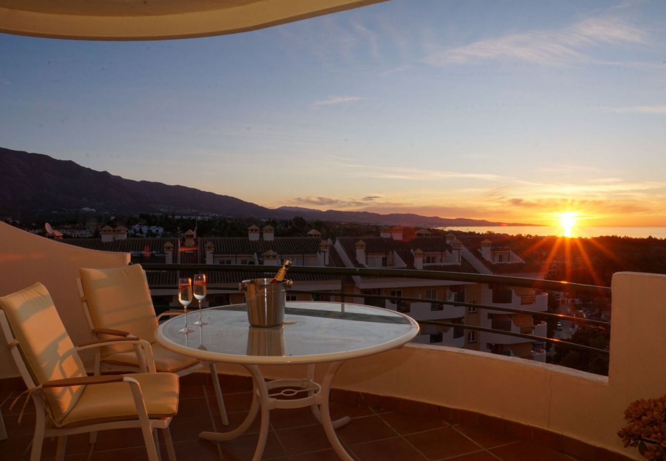 Apartment in Nueva andalucia - Holiday apartment, walking distance to Puerto banus