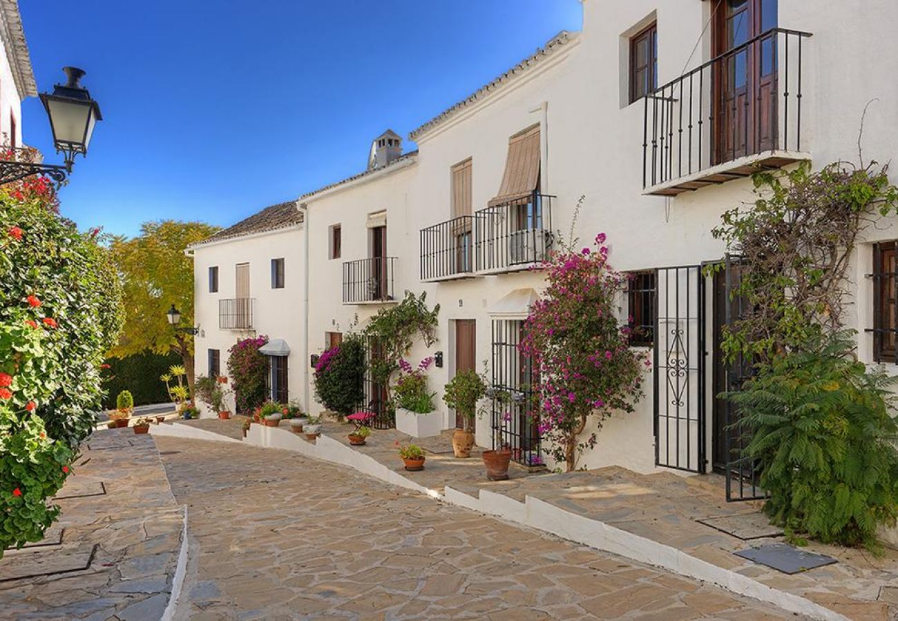 Townhouse in Marbella - Casa Naranjal by Roomservices