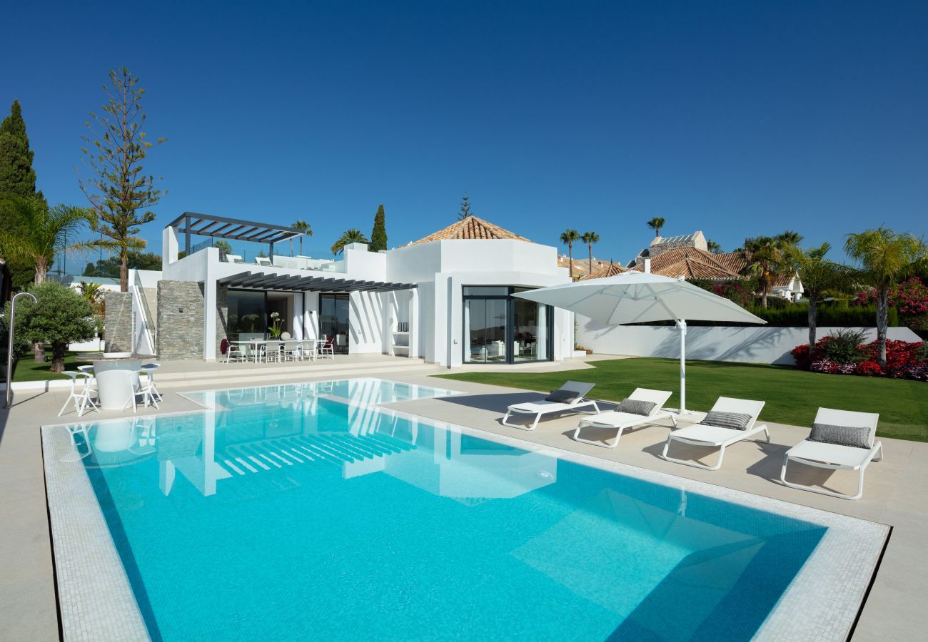 Villa/Dettached house in Marbella - Luxurious villa for sale in Aloha, Nueva Andalucia