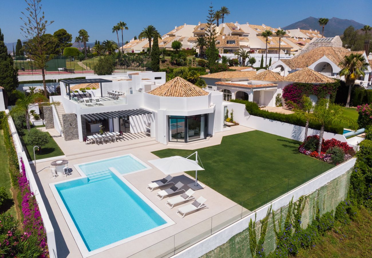 Villa/Dettached house in Marbella - Luxurious villa for sale in Aloha, Nueva Andalucia