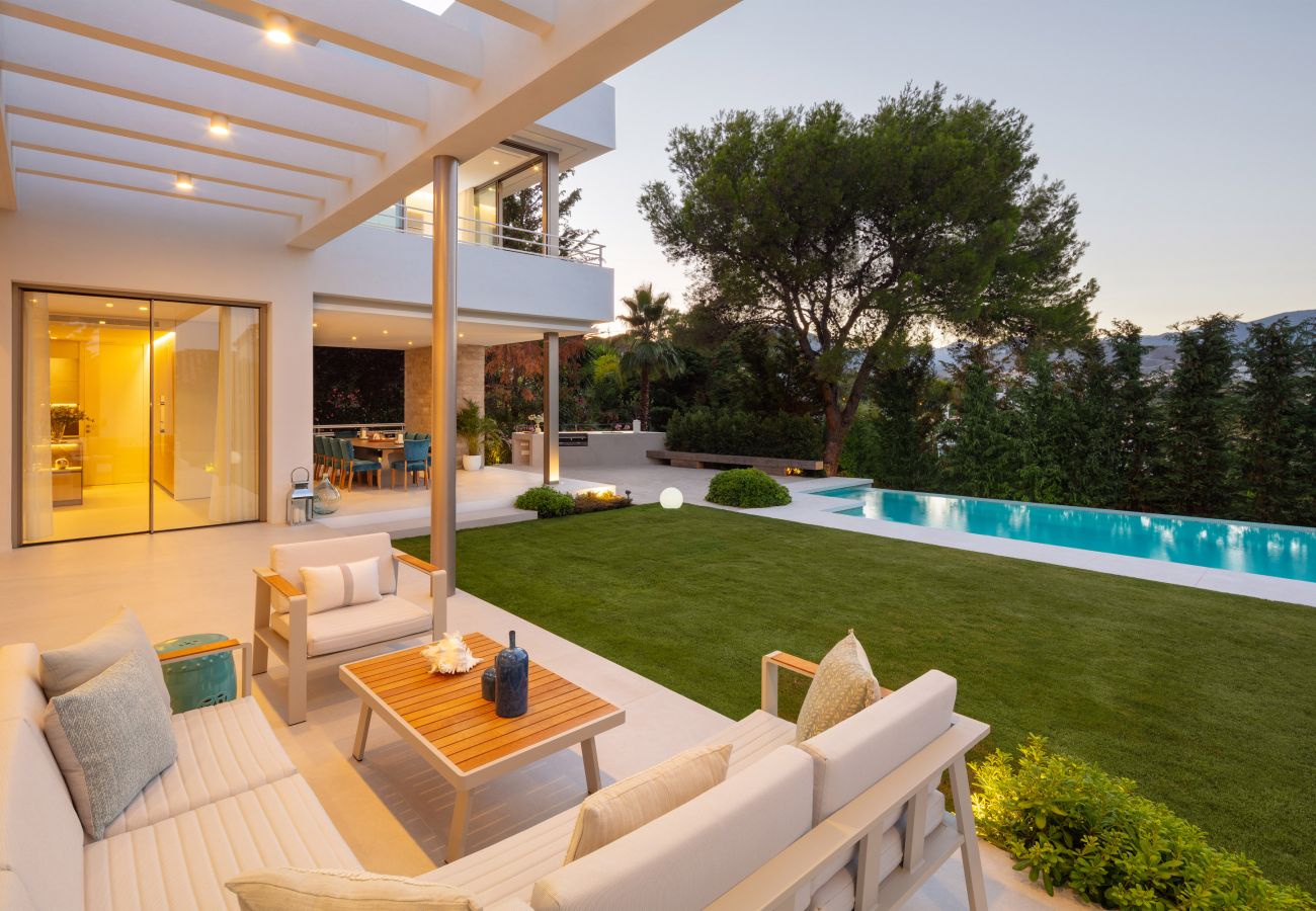 Villa/Dettached house in Marbella - Modern villa for sale in Nueva Andalucia, Marbella