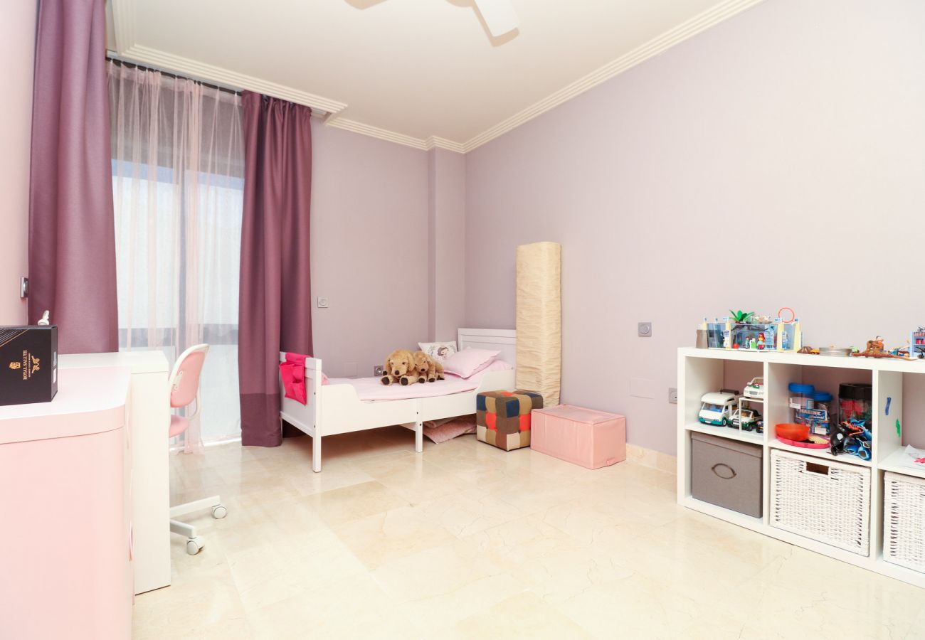 Apartment in Benahavís - Spacious sky villa in Acosta los Flamingos