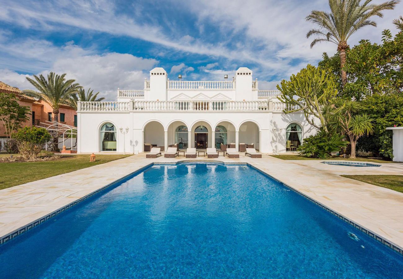 Villa in Marbella - Beachfront villa in Casasola, Marbella
