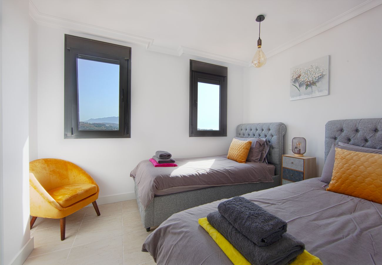 Apartment in Estepona - Sunset Golf penthouse - duplex with sea views