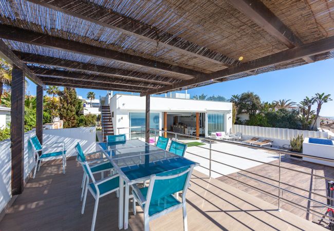 Bungalow in Marbella - First line beach modern holiday home in Costabella - Marbella
