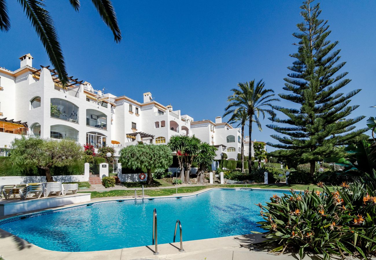 Apartment in Nueva andalucia - Holiday apartment, perfect location, families only