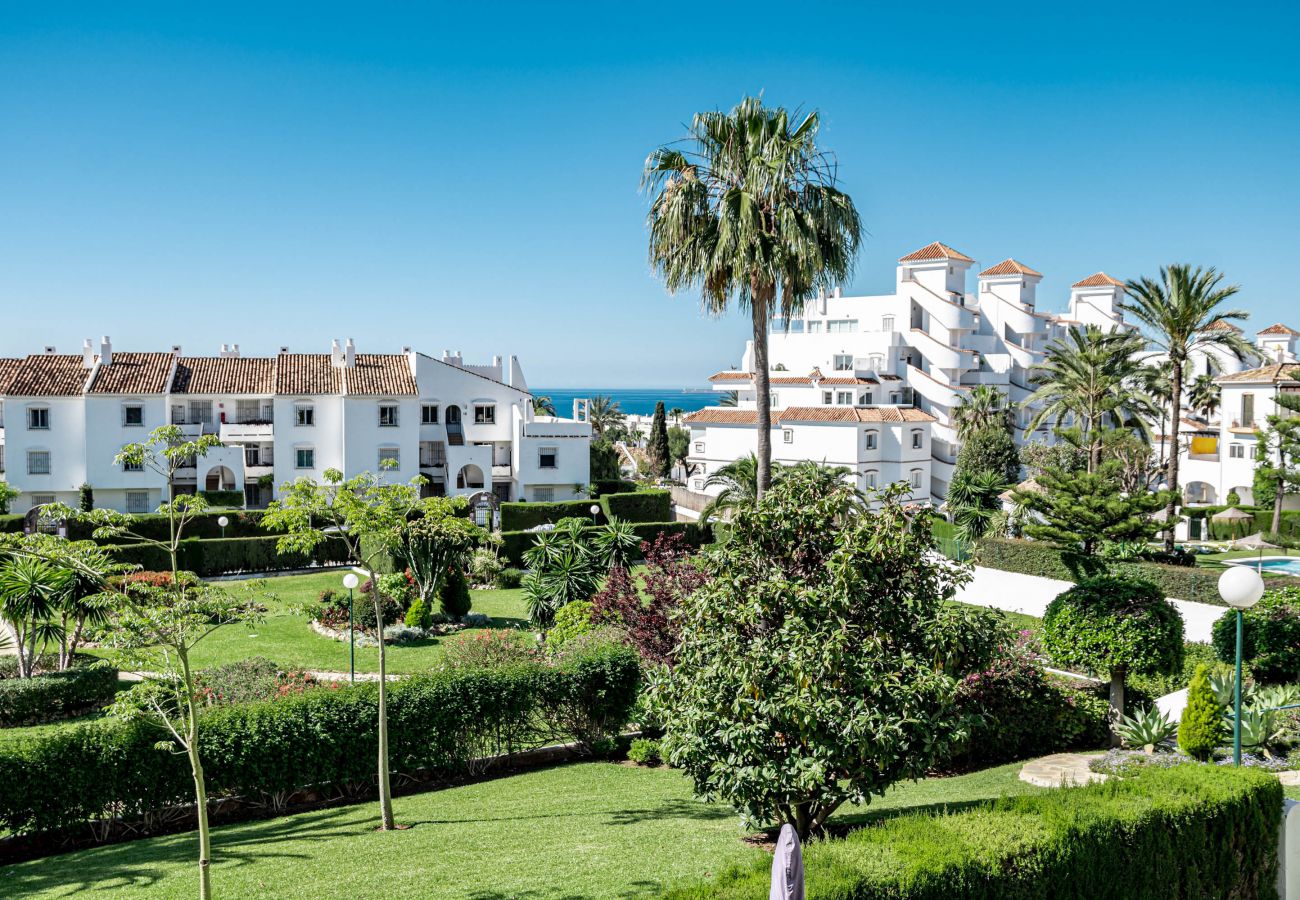 Apartment in Nueva andalucia - CB1- Sweet flat, shared pool in perfect location 