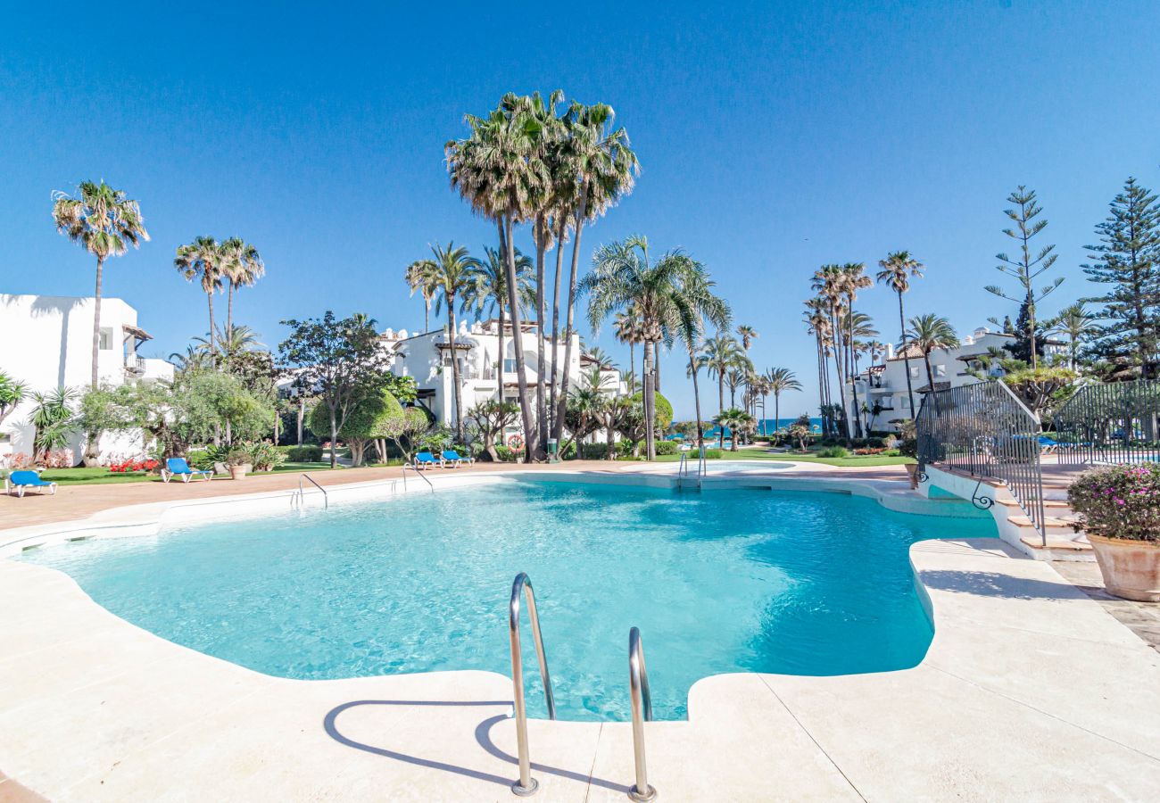 Apartment in Estepona - Luxury holiday apartment, front line beach in Estepona
