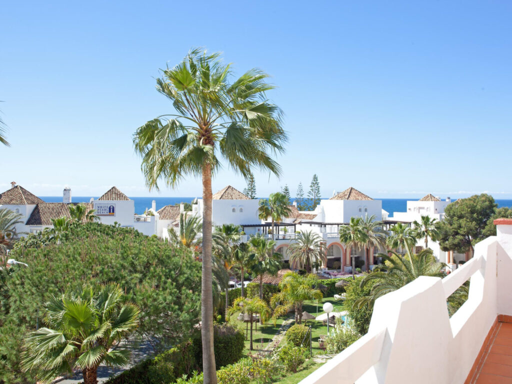 Three bedroom apartment close to Elviria beach