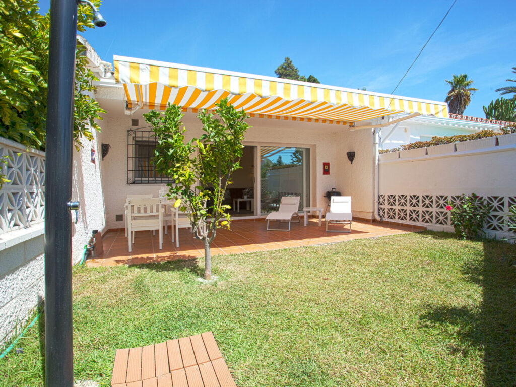Casa adosada cercana de la Playa en Costabella, Marbella
