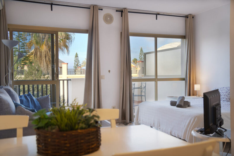 Romana Playa 725 -estudio junto a la playa en alquiler en Elviria
