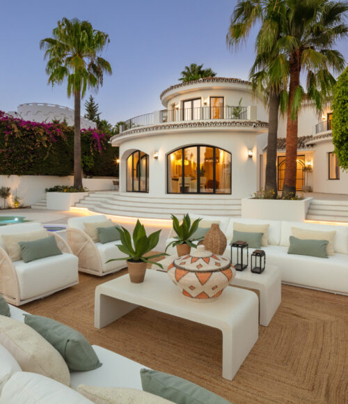 Villa for sale in Nueva Andalucia
