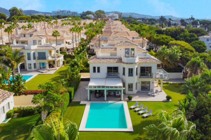 Escápate al Paraíso: Lujosa Villa de 5 Dormitorios en Primera Línea de Playa en Costabella