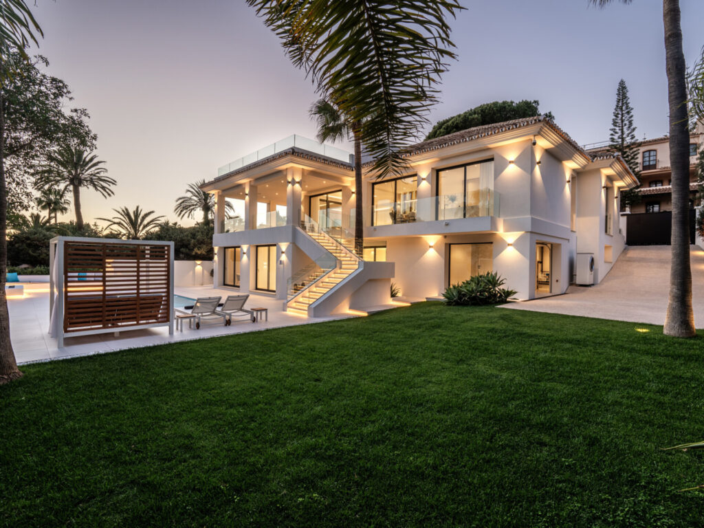 Villa Vista: Exquisite Modern Villa in Marbella East